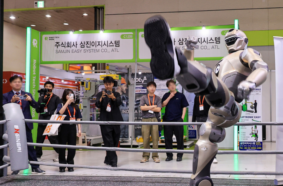 10일 서울 강남구 코엑스에서 열리는 ‘2026 스마트테크 코리아'를 찾은 관람객들이 휴머노이드 로봇 시연을 살펴보고 있다. /사진=뉴스1