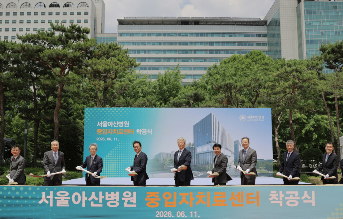 11일 열린 서울아산병원 중입자치료센터 착공식에서 관계자들이 시삽을 하고 있다. 왼쪽 첫 번째부터 정경구 IPARK현대산업개발 대표, 이창규 DK메디칼솔루션 회장, 코우 이소기미 니켄세케이社 설계부문 대표, 츠토무 다케우치 도시바社 대표, 정몽준 아산재단 이사장, 서강석 송파구청장, 박성욱 아산의료원장, 박승일 서울아산병원장, 송시열 서울아산병원 중입자추진단. /사진제공=서울아산병원