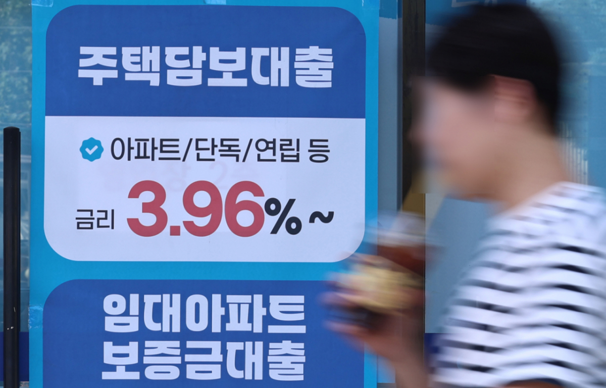 5월31일 서울 시내의 한 은행에 주택담보대출 상품 안내문이 게시돼 있다. /사진=뉴스1
