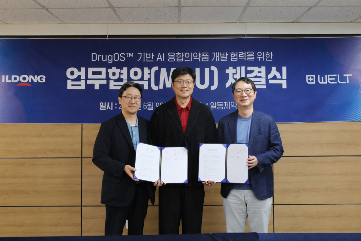 일동제약 윤웅섭 대표(오른쪽), 이재준 대표(왼쪽)와 웰트 강성지 대표(가운데)가 지난 9일 업무협약 체결 후 기념 촬영을 하고 있다. /사진= 일동제약