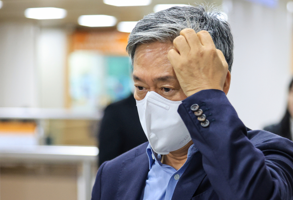 배임혐의를 받고 있는 김성수 전 카카오엔터 대표가 지난 4월28일 서울 서초동 서울중앙지방법원에서 열리는 항소심 5차공판에 출석하고 있다. /사진=뉴스1
