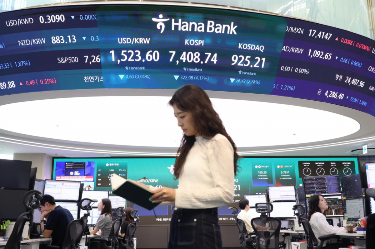 11일 오전 서울 하나은행 본점 딜링룸./사진=뉴시스