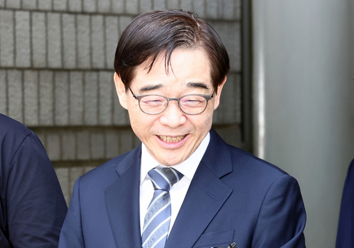 변호사로 등록하지 않은 채 화천대유자산관리의 변호 활동을 한 혐의를 받는 권순일 전 대법관이 11일 오전 서울 서초구 서울중앙지방법원에서 열린 선고 공판을 마치고 취재진 질문에 답변하고 있다. /사진=뉴스1
