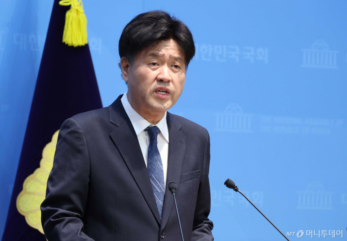 더불어민주당 전략공천 대상에서 제외된 김용 전 민주연구원 부원장이 28일 서울 여의도 국회 소통관에서 열린 기자회견에서 입장 발표를 하고 있다. 김 전 민주연구원 부원장은 "백의종군 하겠다"고 밝혔다. /사진=뉴시스