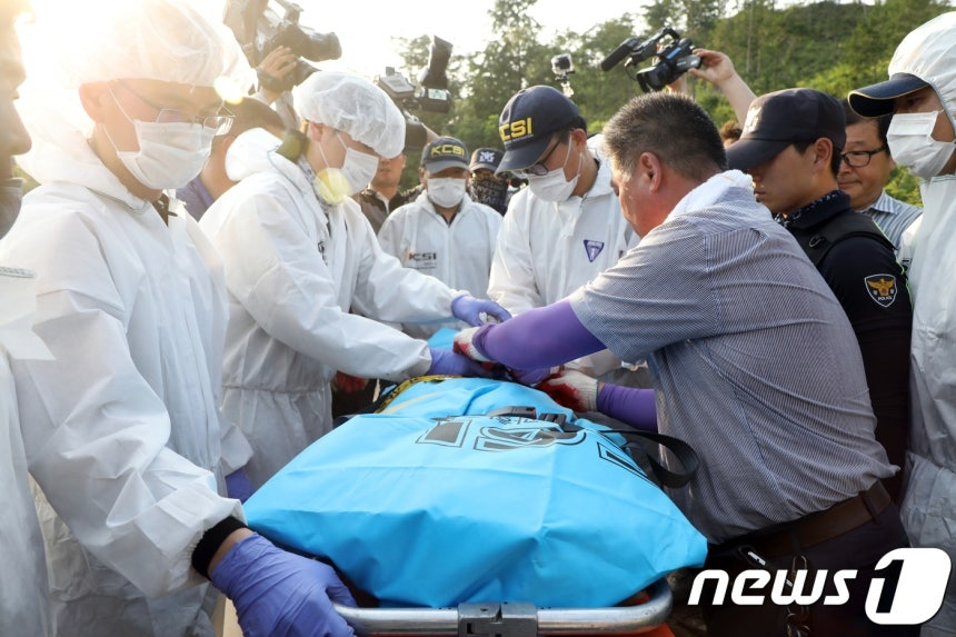 2018년 6월24일 경찰과학수사대 대원들이 전남 강진군 도암면 지석리 야산 정상 부근에서 지난 16일 아르바이트를 한다고 집을 나선 후 실종됐던 이양(16)으로 추정되는 시신을 발견해 구급차로 옮기고 있다. /사진=뉴스1