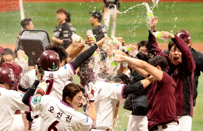 키움 안치홍(가운데)이 5월 10일 KT전에서 끝내기 만루 홈런을 치고 동료들의 축하를 받고 있다. /사진=스타뉴스