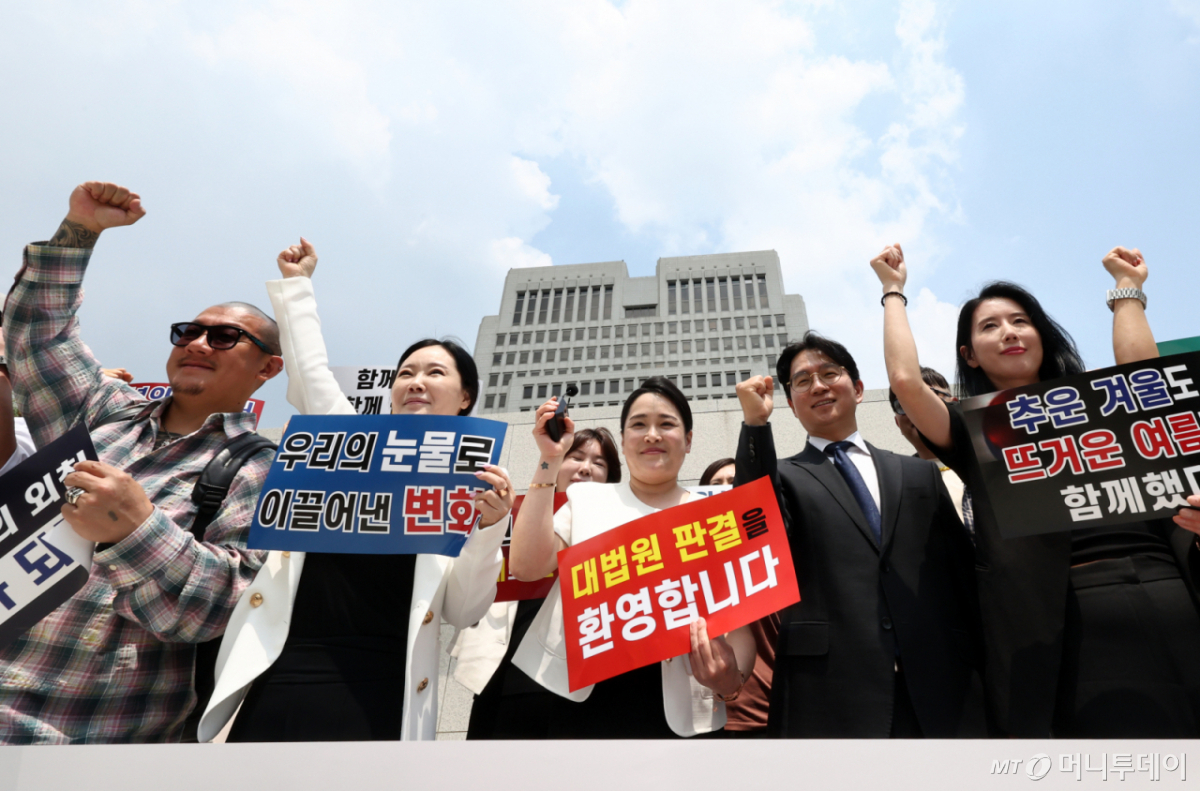 (서울=뉴스1) 최지환 기자 = 임보란 대한문신사중앙회 회장과 사건 당사자 등 관계자들이 11일 서울 서초구 대법원 앞에서 대법원의 문신 사건 무죄 확정 관련 기자회견에서 기뻐하고 있다. 2026.6.11/뉴스1  Copyright © 뉴스1. All rights reserved. 무단 전재 및 재배포,  AI학습 이용 금지. /사진=(서울=뉴스1) 최지환 기자