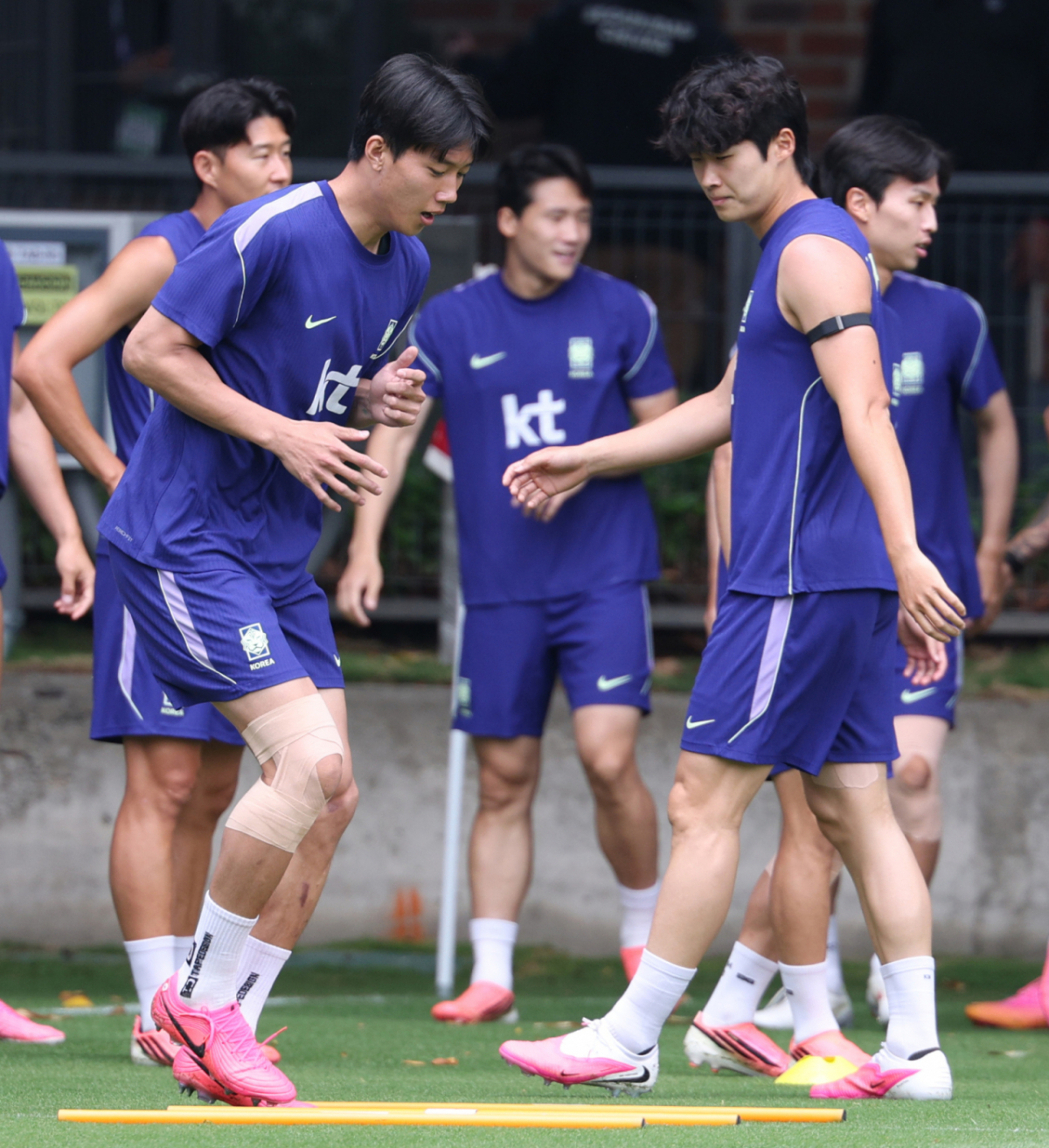 대한민국 축구 국가대표팀 훈련 중 이한범(왼쪽)을 쳐다보는 김태현. /사진=김진경 대기자