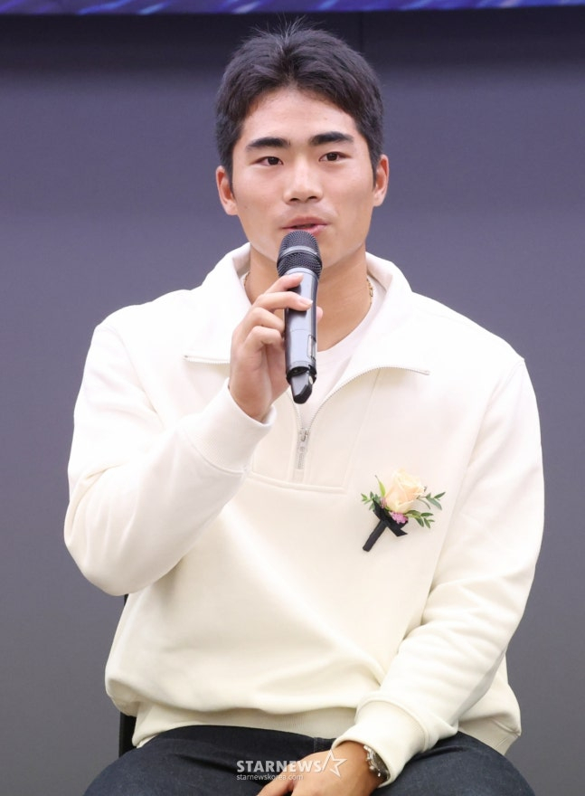 오재원이 지난해 11월에 열린 2025 퓨처스 스타대상에서 스타상 소감을 밝히고 있다. /사진=김진경 대기자