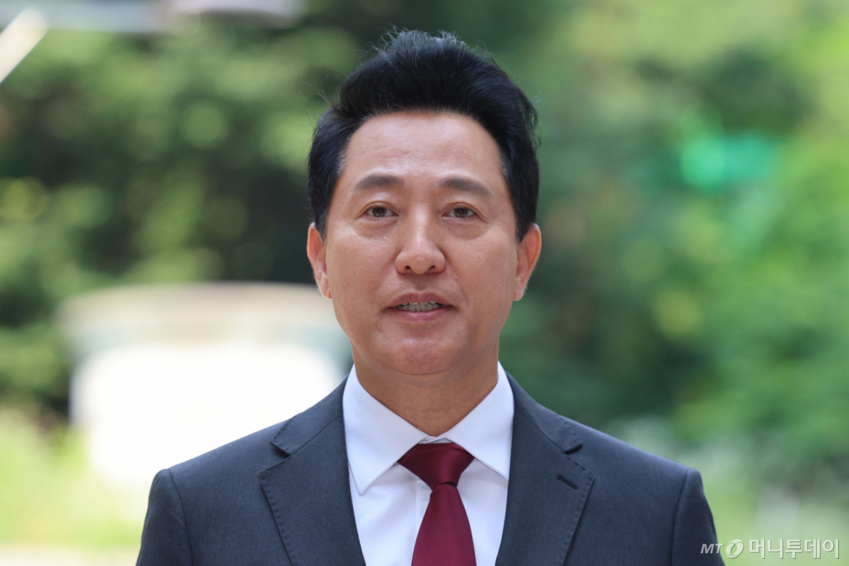 [오세훈 서울시장이 10일 서울 서초구 서울중앙지법에서 열린 '명태균 여론조사 의혹' 사건 1심 속행 공판에 출석하며 발언하고 있다. /사진=뉴시스