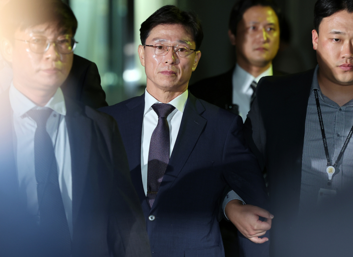 채상병 순직 및 수사 외압·은폐 의혹의 핵심 피의자인 임성근 전 해병대 1사단장이 지난해 10월23일 오후 서초구 서울중앙지방법원에서 열린 구속 전 피의자 심문(영장실질심사)을 마친 뒤 법원을 빠져나가고 있다. /사진=뉴스1