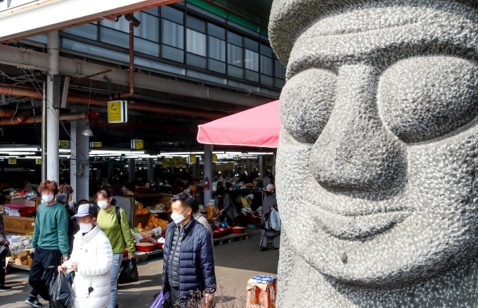 제주도로 수학여행을 온 고등학생들을 잇따라 추행한 혐의를 받는 50대 남성이 경찰에 붙잡혔다. 사진은 기사 내용과 관련이 없음./사진=뉴시스