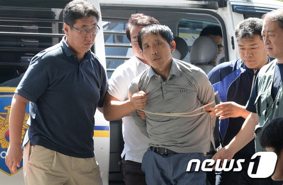 충남 아산시의 한 마트에서 30대 여성을 납치해 살해하고 시신을 훼손한 뒤 차량 트렁크에 유기한 사건의 범인 김일곤. 그는 검거 후에도 반성 없는 태도를 보였다. /사진=뉴스1