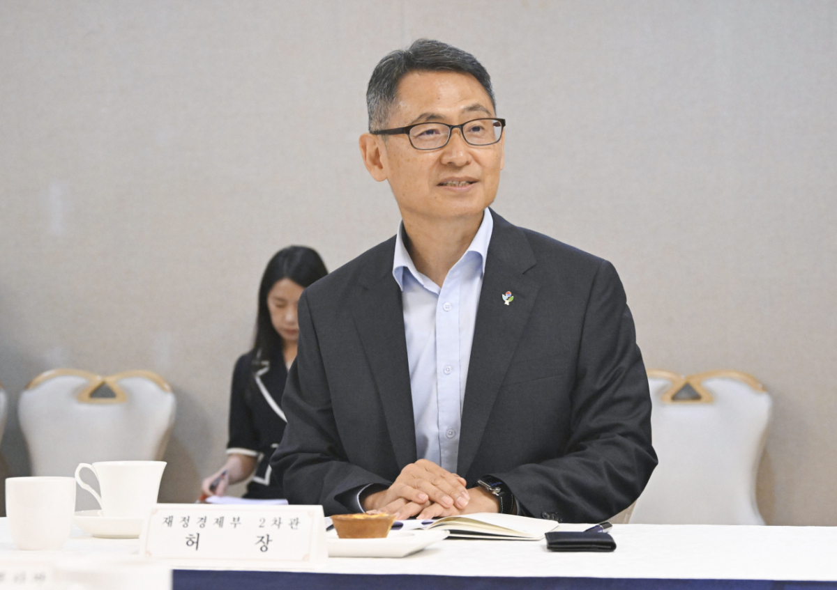 허장 재정경제부 2차관이 11일 서울 종로구 정부서울청사에서 '외환시장 관련 수출기업 간담회'를 주재, 모두발언을 하고 있다./사진제공=재경부