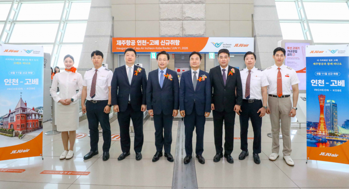 11일 인천국제공항에서 진행된 제주항공의 인천-고베 노선 신규 취항식에서 김이배 제주항공 대표이사(사진 왼쪽에서 네번째), 이해성 제주항공 커머셜본부장(왼쪽에서 세번째), 이상용 인천국제공항공사 신사업본부장(오른쪽에서 네번째) 등 내∙외빈들이 신규 취항편 승무원들과 기념촬영을 하고 있다.