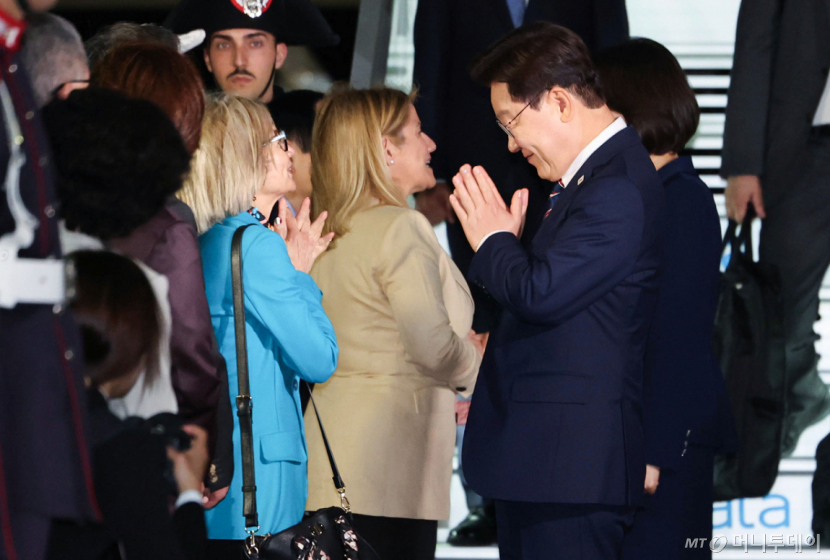 [로마=뉴시스] 최동준 기자 = G7 정상회의 참석 계기 이탈리아를 방문한 이재명 대통령과 김혜경 여사가 10일(현지 시간) 로마 레오나르도 다빈치 국제공항에 도착해 환영 인사들과 인사하고 있다. 2026.06.11. photocdj@newsis.com /사진=