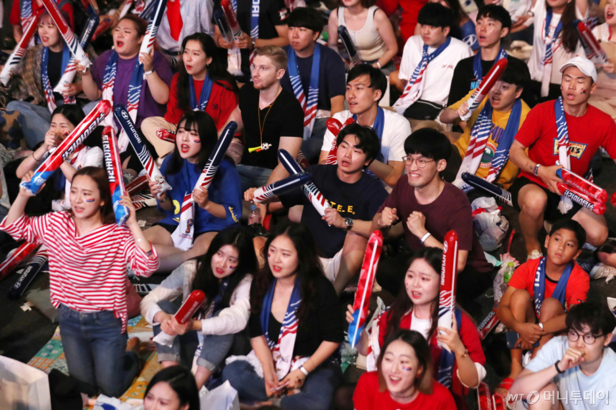 2018 러시아 월드컵 F조 조별리그 3차전 대한민국 VS 독일 전이 열리는 27일 오후 서울 강남구의 영동대로에 모인 붉은악마 거리응원단과 시민들이 응원을 하고 있다. /사진=김휘선 기자 hwijpg@