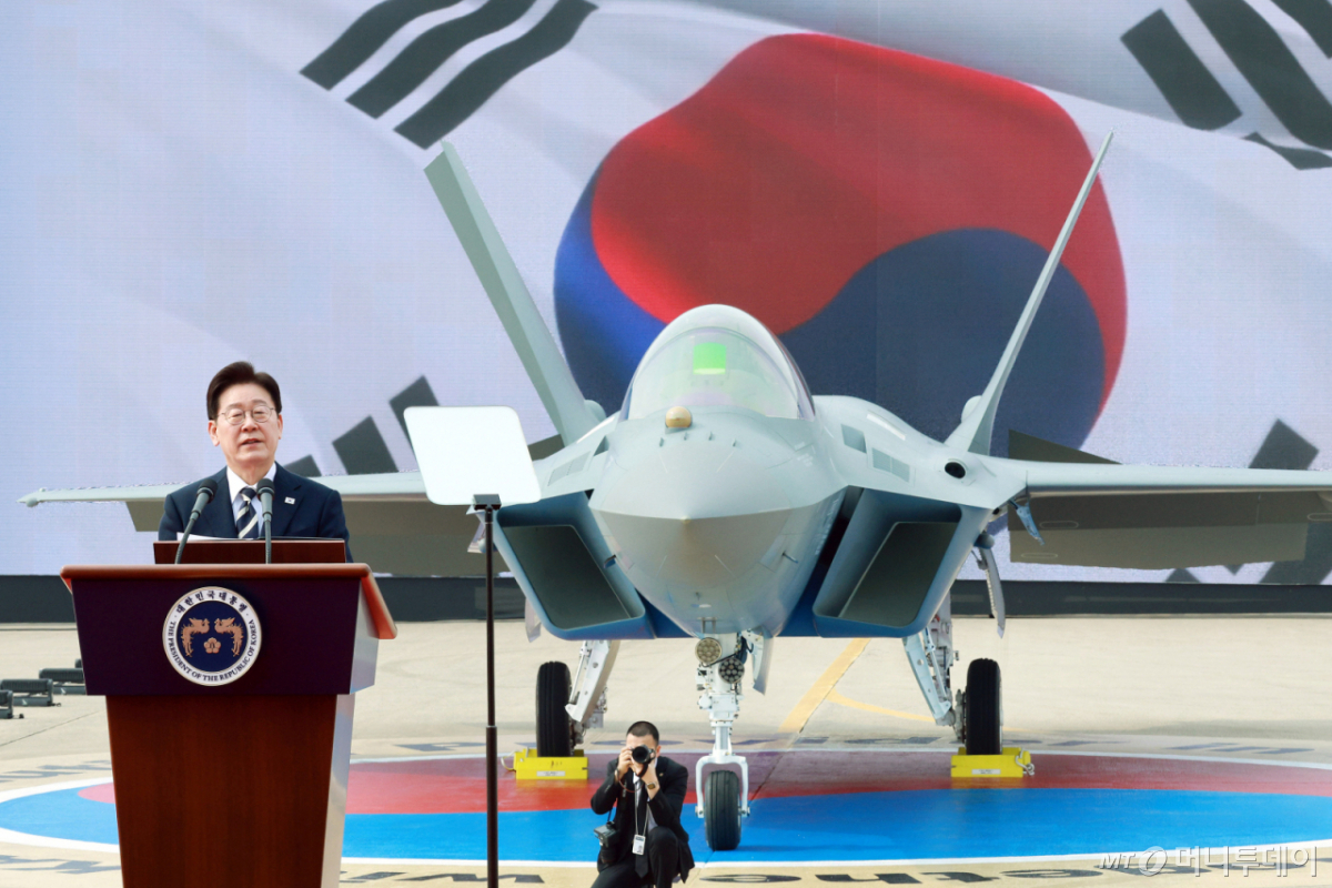[사천=뉴시스] 고범준 기자 = 이재명 대통령이 25일 경남 사천 한국항공우주산업(KAI)에서 열린 KF-21 양산 1호기 출고식에서 격려사를 하고 있다. 2026.03.25. bjko@newsis.com /사진=고범준