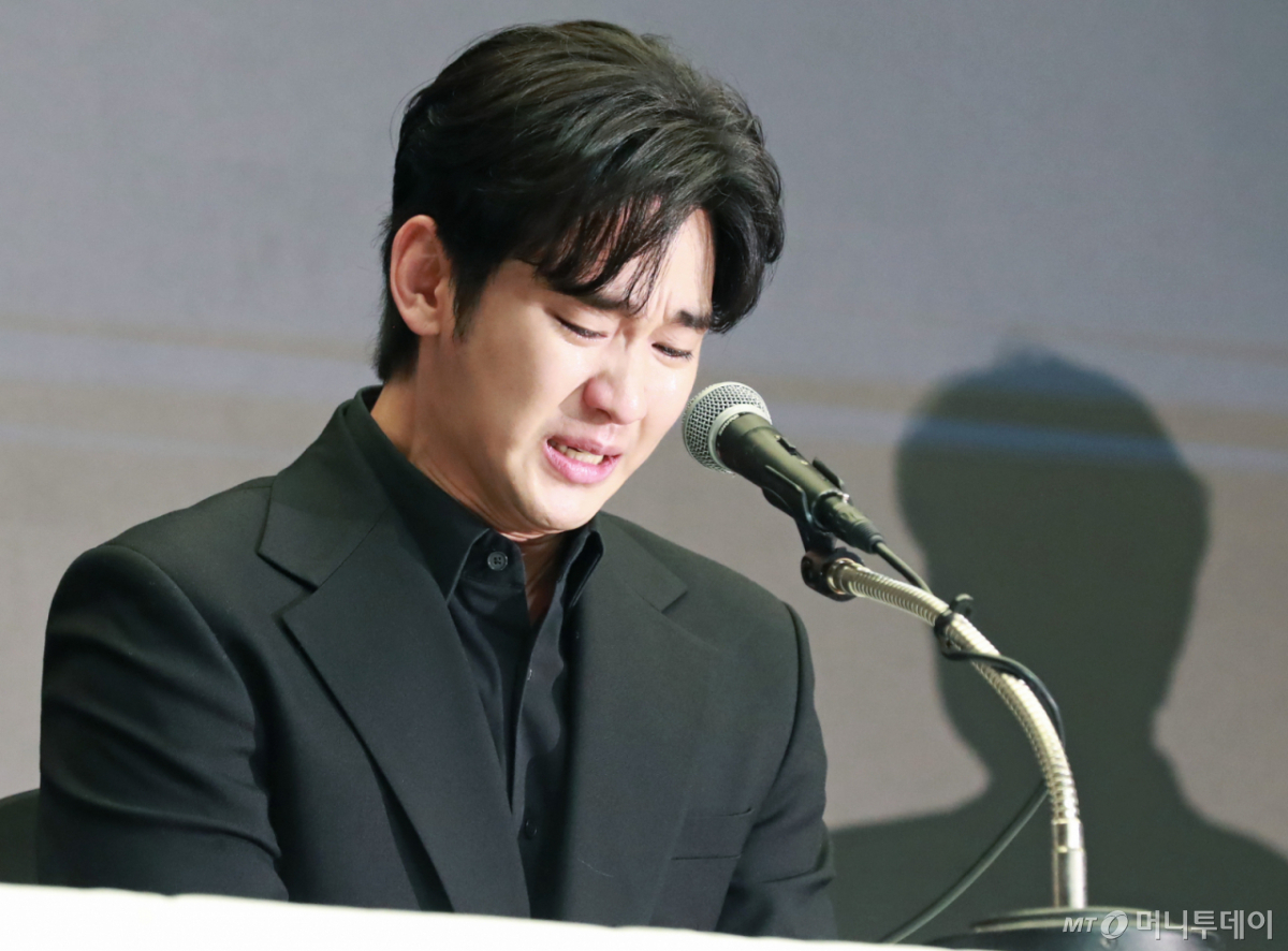 배우 김수현이 지난해 3월 31일 오후 서울 마포구 상암동 스탠포드호텔에서 진행된 기자회견에서 최근 불거진 사생활 논란에 대해 밝히고 있다. /사진=이동훈 photoguy@