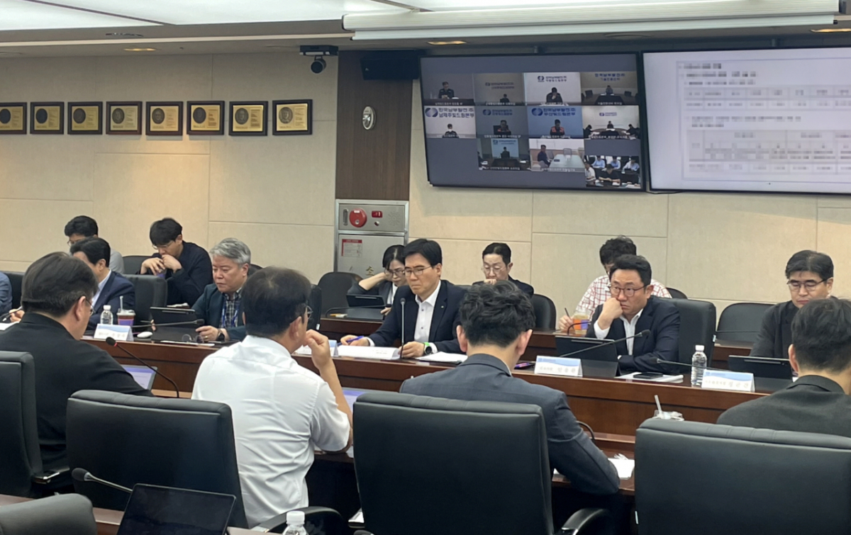 서성재 한국남부발전 기술안전부사장(사진 가운데)이 하계 전력수급 및 안전강화 대책회의를 하고 있다./사진제공=한국남부발전