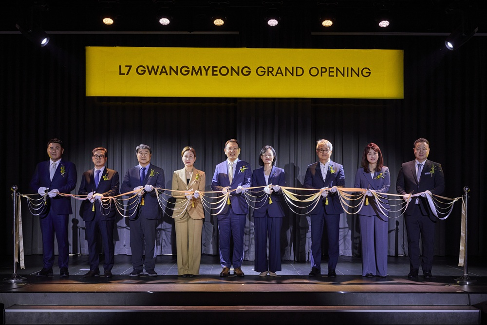 정호석 롯데호텔앤리조트 대표(왼쪽 5번째)와 신경수 L7광명 총지배인(왼쪽 9번째) 등이 11일 L7 광명 바이 롯데호텔 그랜드 개관 행사에서 참석 인사들과 기념촬영을 하고 있다. /사진제공=롯데호텔앤리조트