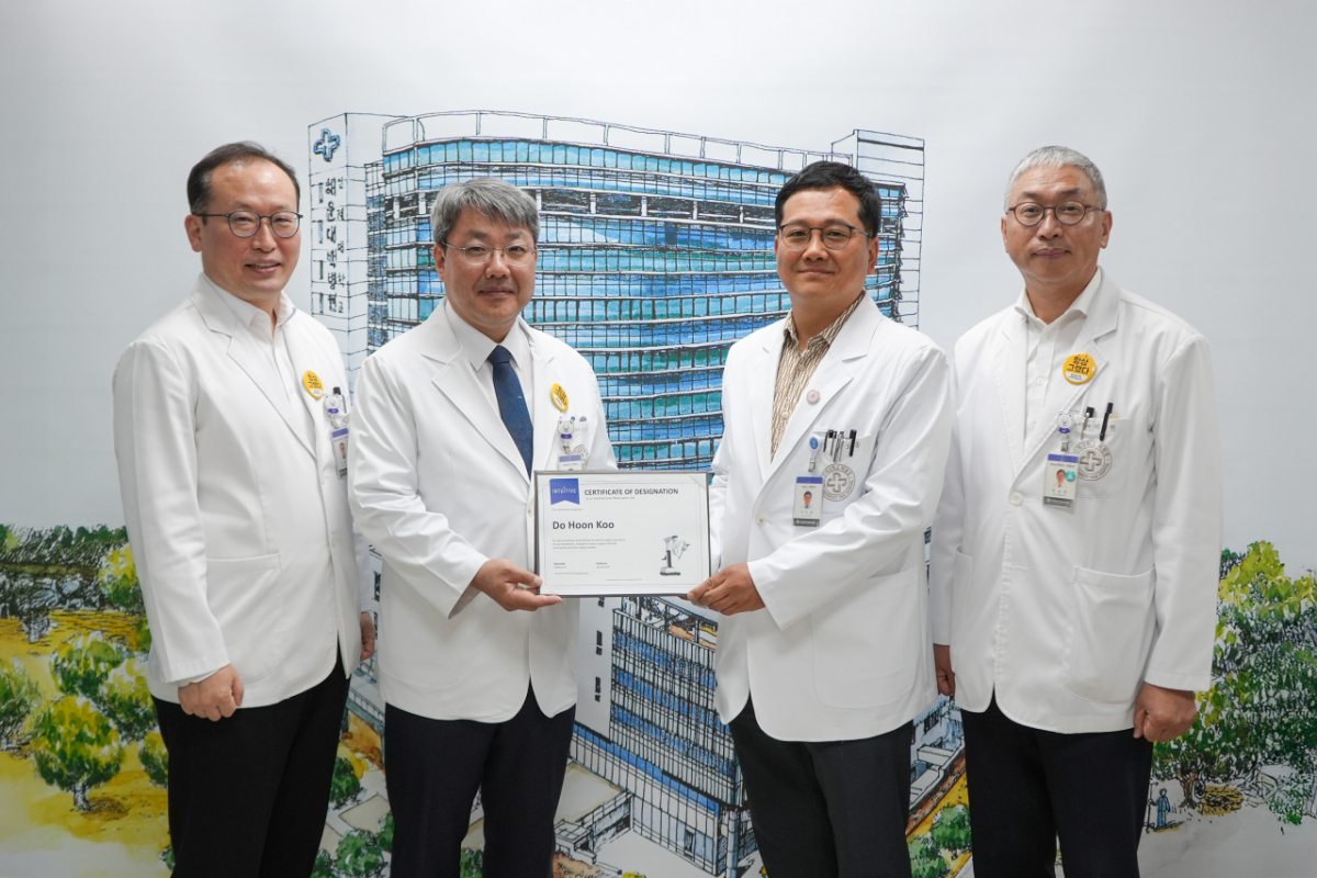 (왼쪽부터)김태년 해운대백병원 진료부원장, 김성수 원장, 구도훈 교수, 박상현 로봇수술센터장이 SPRA 로봇 갑상선절제술 참관교육센터 지정을 축하하며 기념촬영을 하고 있다./사진제공=해운대백병원
