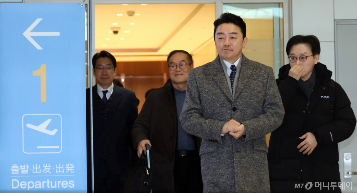 (인천공항=뉴스1) 김명섭 기자 = 강훈식 대통령비서실장, 김정관 산업통상부 장관, 이용철 방위사업청장이 26일 오전 인천공항에서 잠수함 사업 등 방산협력 논의를 위해 캐나다로 출국하고 있다. 2026.1.26/뉴스1 Copyright © 뉴스1. All rights reserved. 무단 전재 및 재배포, AI학습 이용 금지. /사진=(인천공항=뉴스1) 김명섭 기자