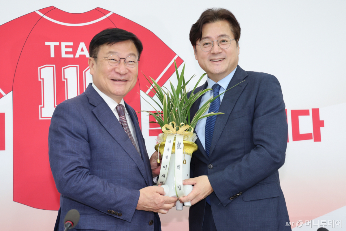 (서울=뉴스1) 안은나 기자 = 정점식 국민의힘 원내대표(왼쪽)가 11일 오후 서울 여의도 국회에서 홍익표 대통령비서실 정무수석으로부터 이재명 대통령 명의 축하 난을 받고 있다. 2026.6.11/뉴스1 Copyright © 뉴스1. All rights reserved. 무단 전재 및 재배포, AI학습 이용 금지. /사진=(서울=뉴스1) 안은나 기자