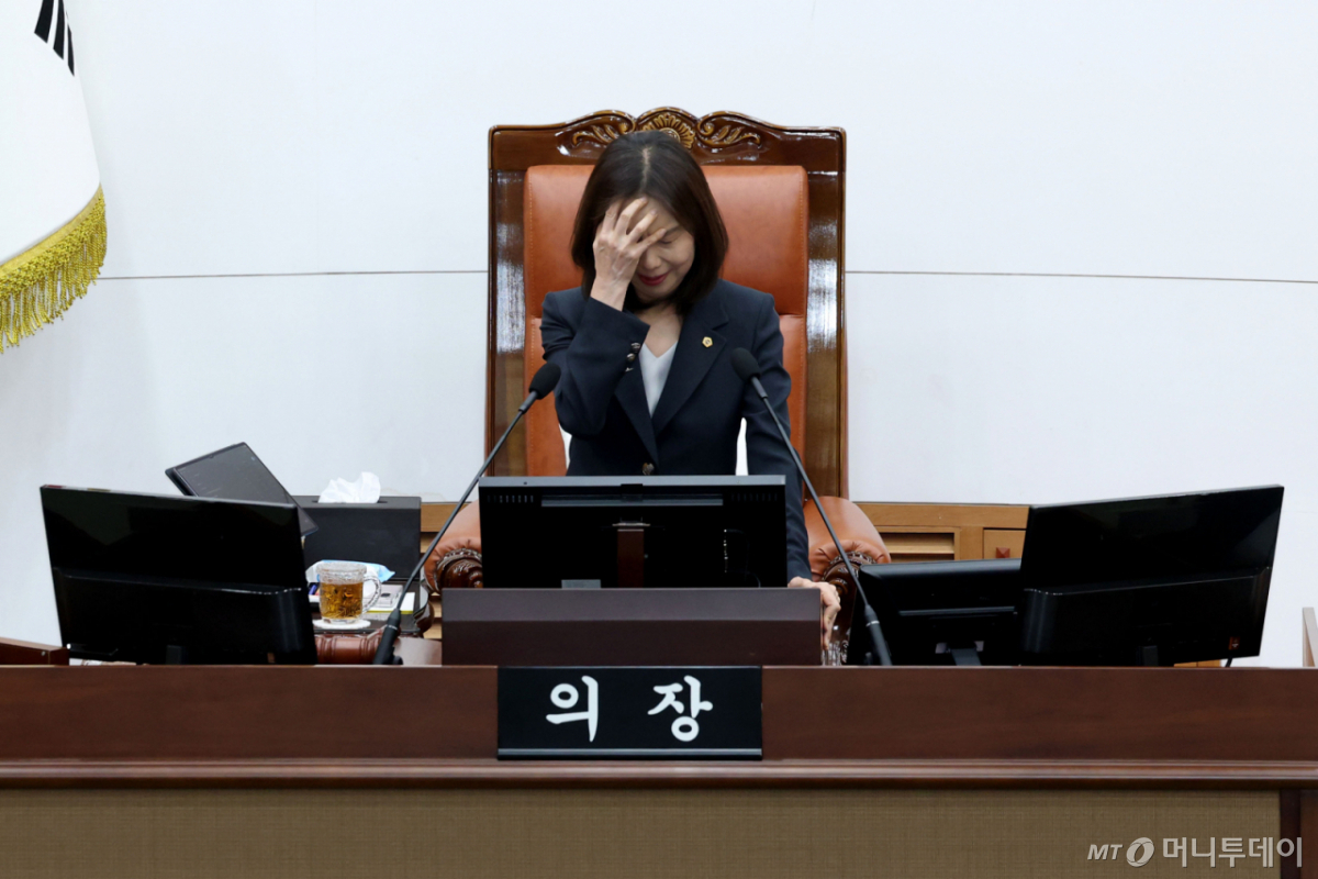(서울=뉴스1) 이광호 기자 = 최호정 서울시의회 의장이 11일 오후 서울 중구 서울특별시의회 본회의장에서 열린 제336회 서울시의회 정례회 개회식에서 개회사를 하며 울먹이고 있다. 2026.6.11/뉴스1 Copyright © 뉴스1. All rights reserved. 무단 전재 및 재배포, AI학습 이용 금지. /사진=(서울=뉴스1) 이광호 기자