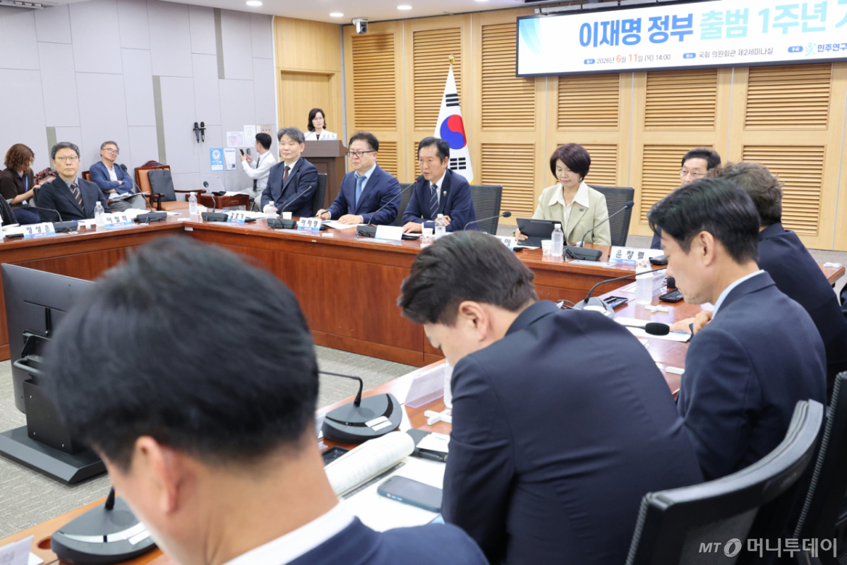 정청래 더불어민주당 대표가 11일 서울 여의도 국회 의원회관에서 열린 이재명 정부 출범 1주년 기념 토론회에서 축사를 하고 있다. /사진=뉴스1