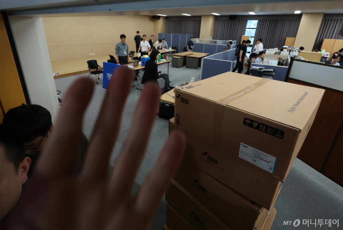 (과천=뉴스1) 김민지 기자 = 2026 지방선거 투표지 부족사태 사건을 수사 중인 서울경찰청 광역범죄수사대 관계자가 11일 오후 경기도 과천시 중앙선거관리위원회 선거종합상황실에서 압수수색을 하고 있다. (공동취재) 2026.6.11/뉴스1 Copyright © 뉴스1. All rights reserved. 무단 전재 및 재배포, AI학습 이용 금지. /사진=(과천=뉴스1) 김민지 기자