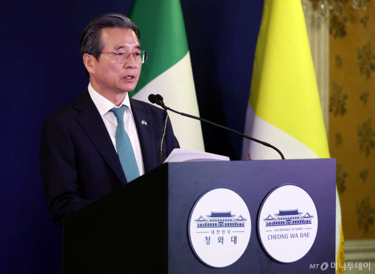 [로마=뉴시스] 최동준 기자 = 김용범 정책실장이 11일(현지 시간) 로마 프레스센터 내 중앙기자실에서 한-EU 경제 협력 관련 브리핑을 하고 있다. 2026.06.11. photocdj@newsis.com /사진=