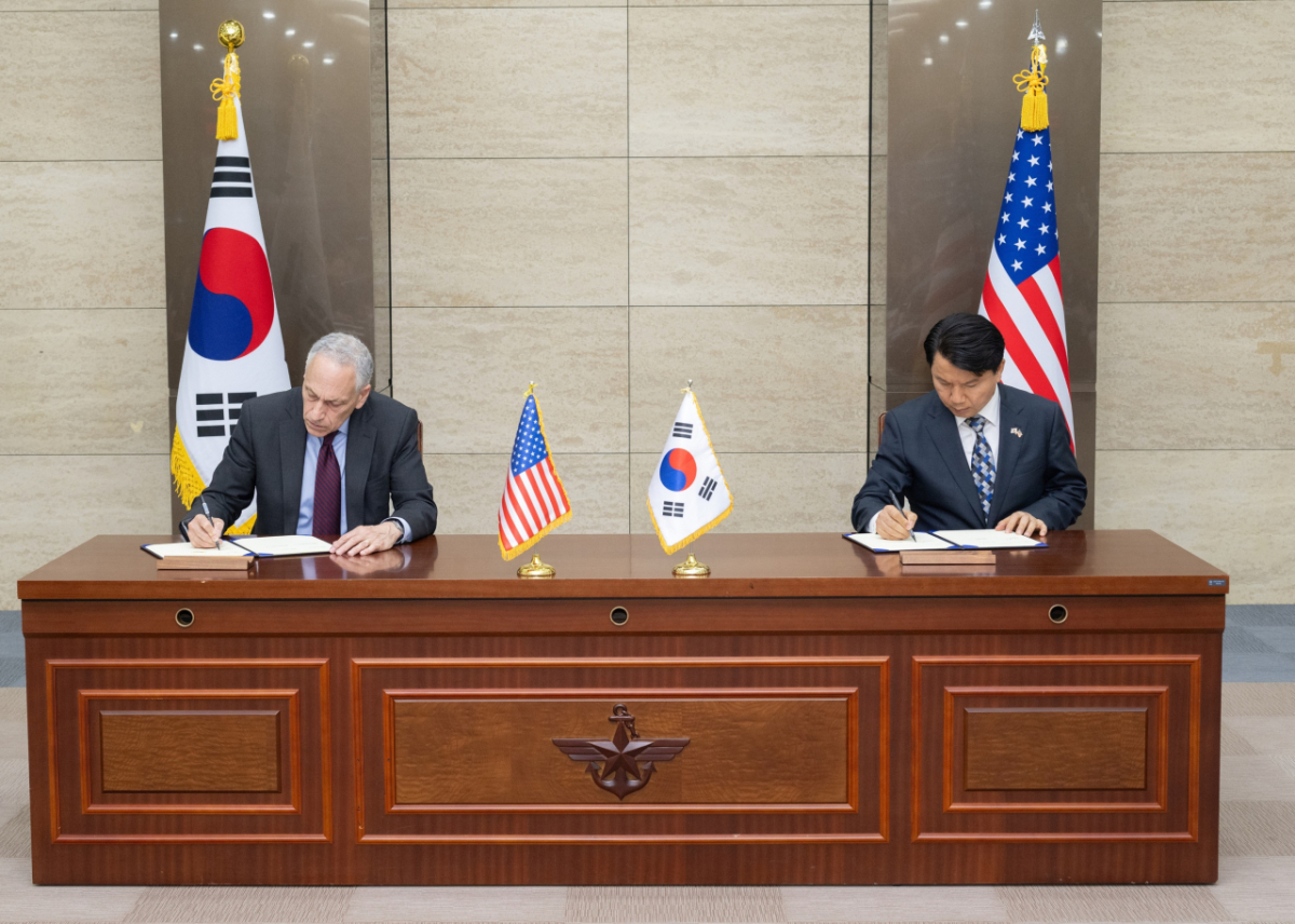 6월 11일(목) 국방부 대회의실에서 열린 제6차 한미 핵협의그룹(NCG) 회의에서 한미 양측 대표가 NCG 활동 및 협의에 필요한 정보보호를 위한 '한미 NCG 보안지침'에 서명하고 있다. /사진제공=국방부.