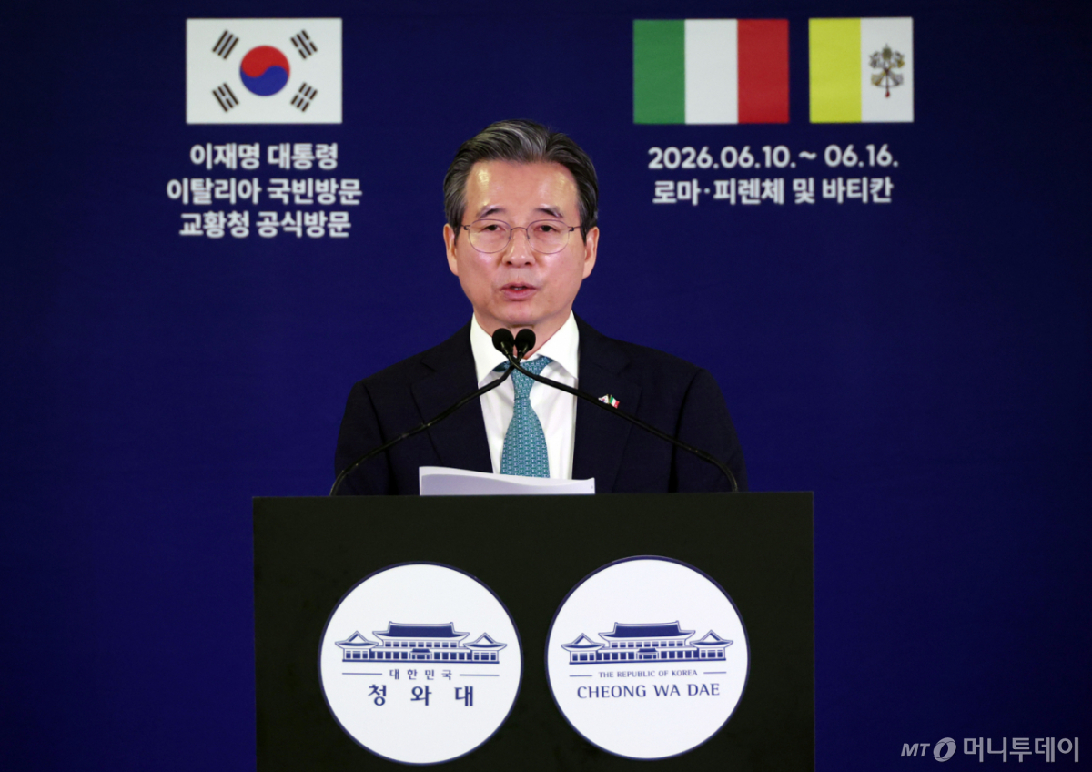 [로마=뉴시스] 최동준 기자 = 김용범 정책실장이 11일(현지 시간) 로마 프레스센터 내 중앙기자실에서 한-EU 경제 협력 관련 브리핑을 하고 있다. 2026.06.11. photocdj@newsis.com /사진=