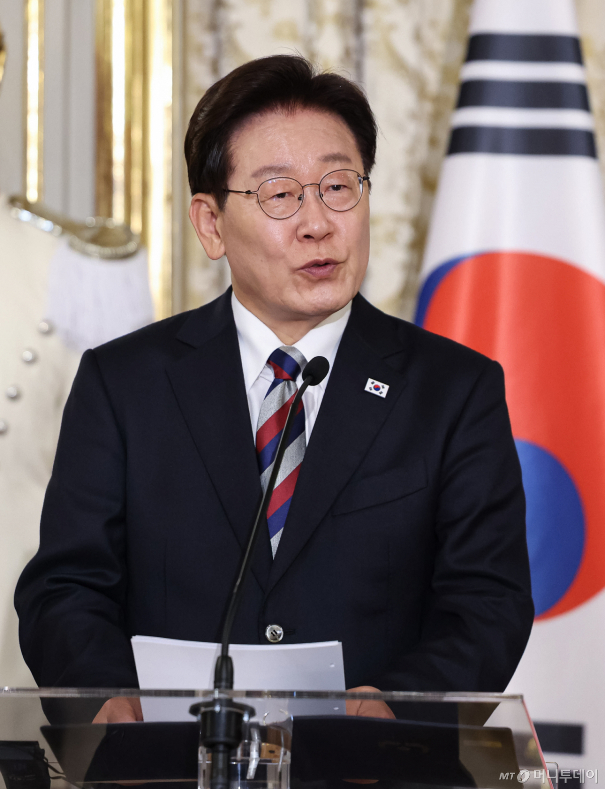 [로마=뉴시스] 최동준 기자 = G7 정상회의 참석 계기 이탈리아를 국빈 방문 중인 이재명 대통령이 11일(현지 시간) 로마 대통령궁에서 세르지오 마타렐라 대통령과 공동언론발표를 하고 있다. 2026.06.11. photocdj@newsis.com /사진=