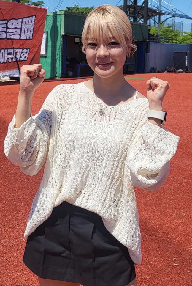 후지모토 사오리가 스타뉴스와 인터뷰를 마치고 한국과 일본 축구 국가대표 선수들의 선전을 응원하는 포즈를 취하고 있다. /사진=안호근 기자