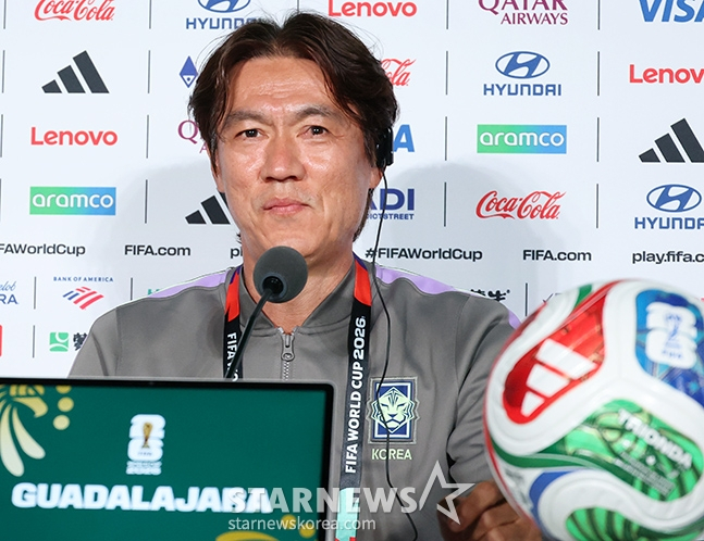 한국 대표팀이 2026 북중미월드컵 A조 예선 한국-체코전을 하루 앞둔 10일 멕시코 과달라하라 에스타디오 아크론에서 기자회견을 열었다. 홍명보 감독이 출사표를 밝히고 있다. /사진=김진경 대기자.