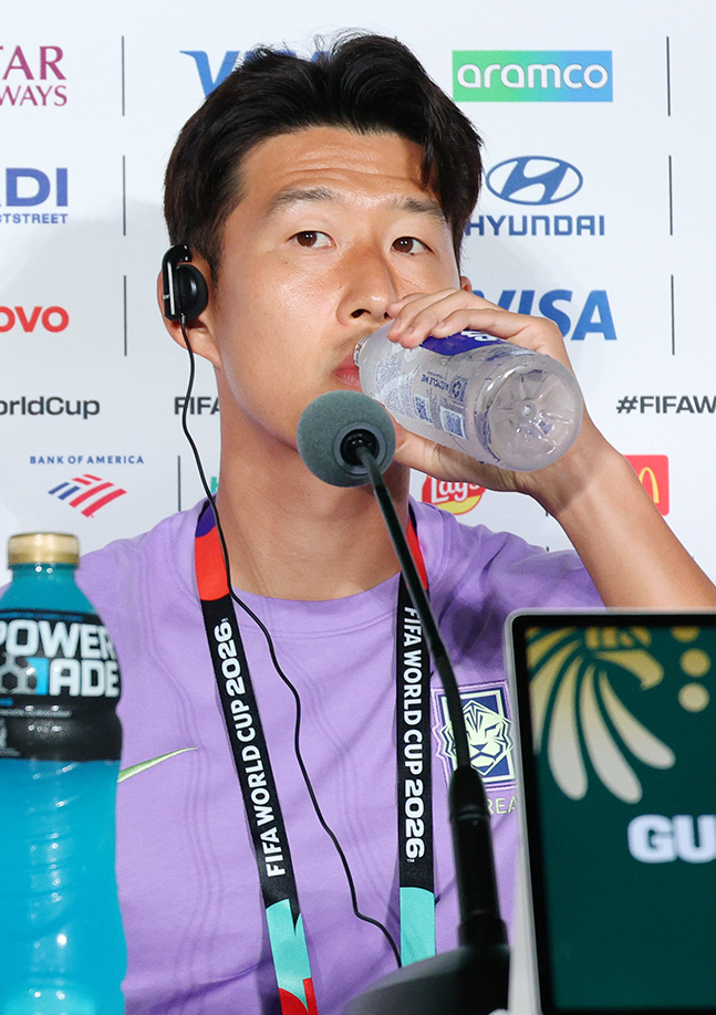 손흥민이 2026 북중미월드컵 체코전을 하루 앞둔 10일, 멕시코 과달라하라 에스타디오 아크론에서 진행된 공식 기자회견 중 물을 마시고 있다. /사진=김진경 대기자
