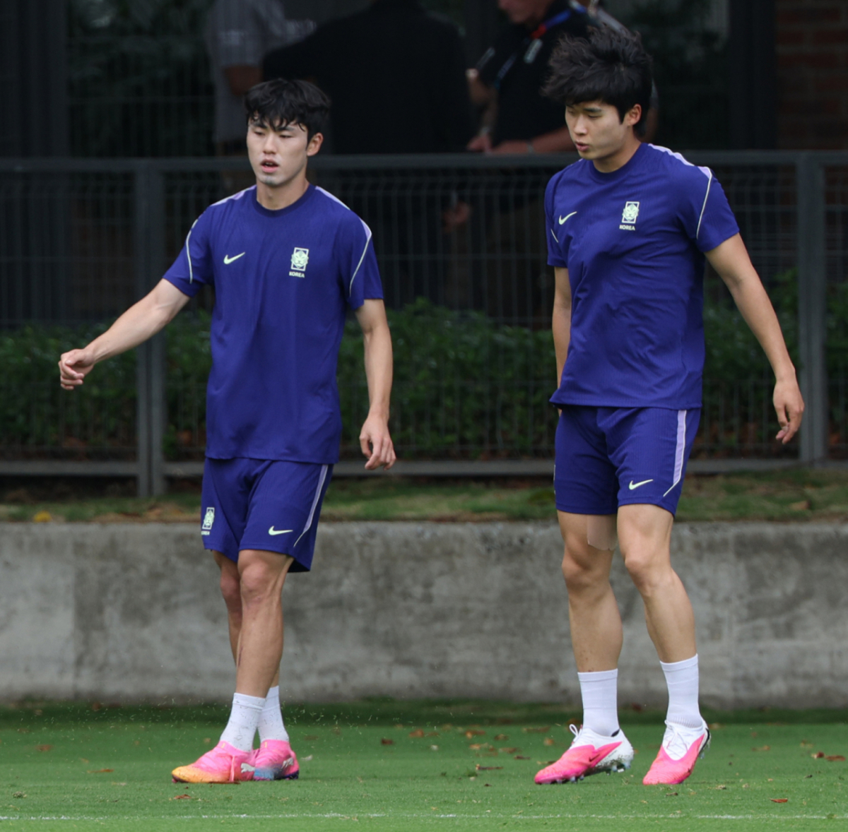 대한민국 축구 국가대표팀은 북중미월드컵 본선을 대비해 멕시코 과달라하라의 치바스 베르데 바예에서 훈련을 진행했다. 왼발 센터백 라인 이기혁(왼쪽)과 김태현. /사진=김진경 대기자