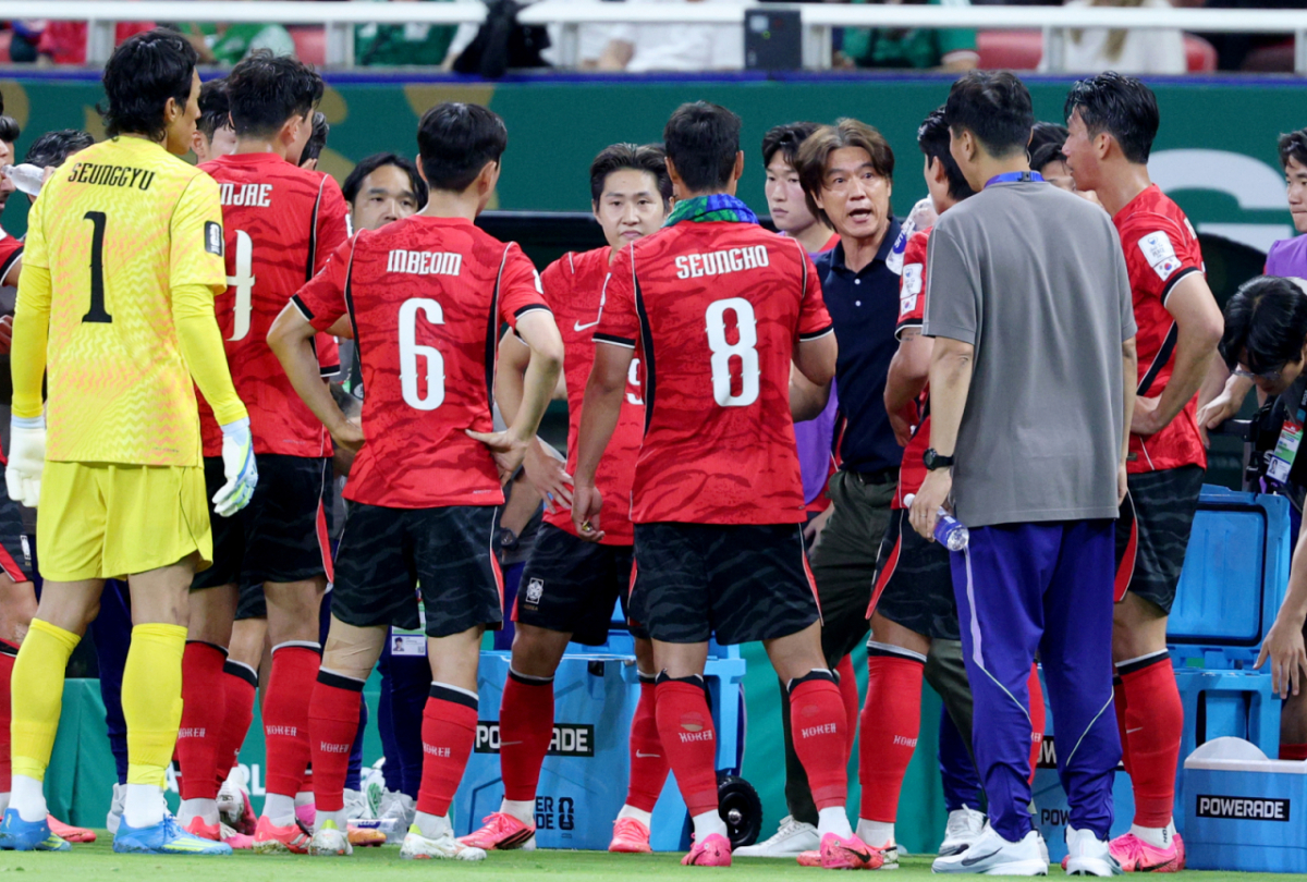 2026 북중미월드컵 A조 예선 대한민국-체코전이 12일(한국 시간) 멕시코 과달라하라 에스타디오 아크론에서 열렸다. 홍명보 감독이 하이드레이션 브레이크 타임 때 작전 지시를 하고 있다. /사진=김진경 대기자