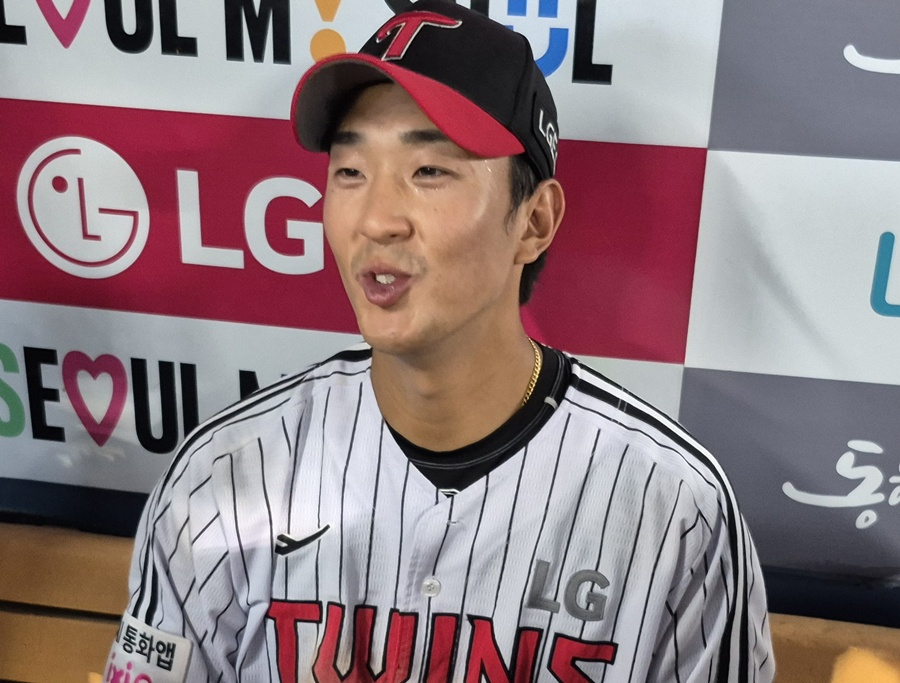 LG 송찬의가 11일 잠실 SSG전 승리 후 인터뷰를 하고 있다. /사진=신화섭 기자