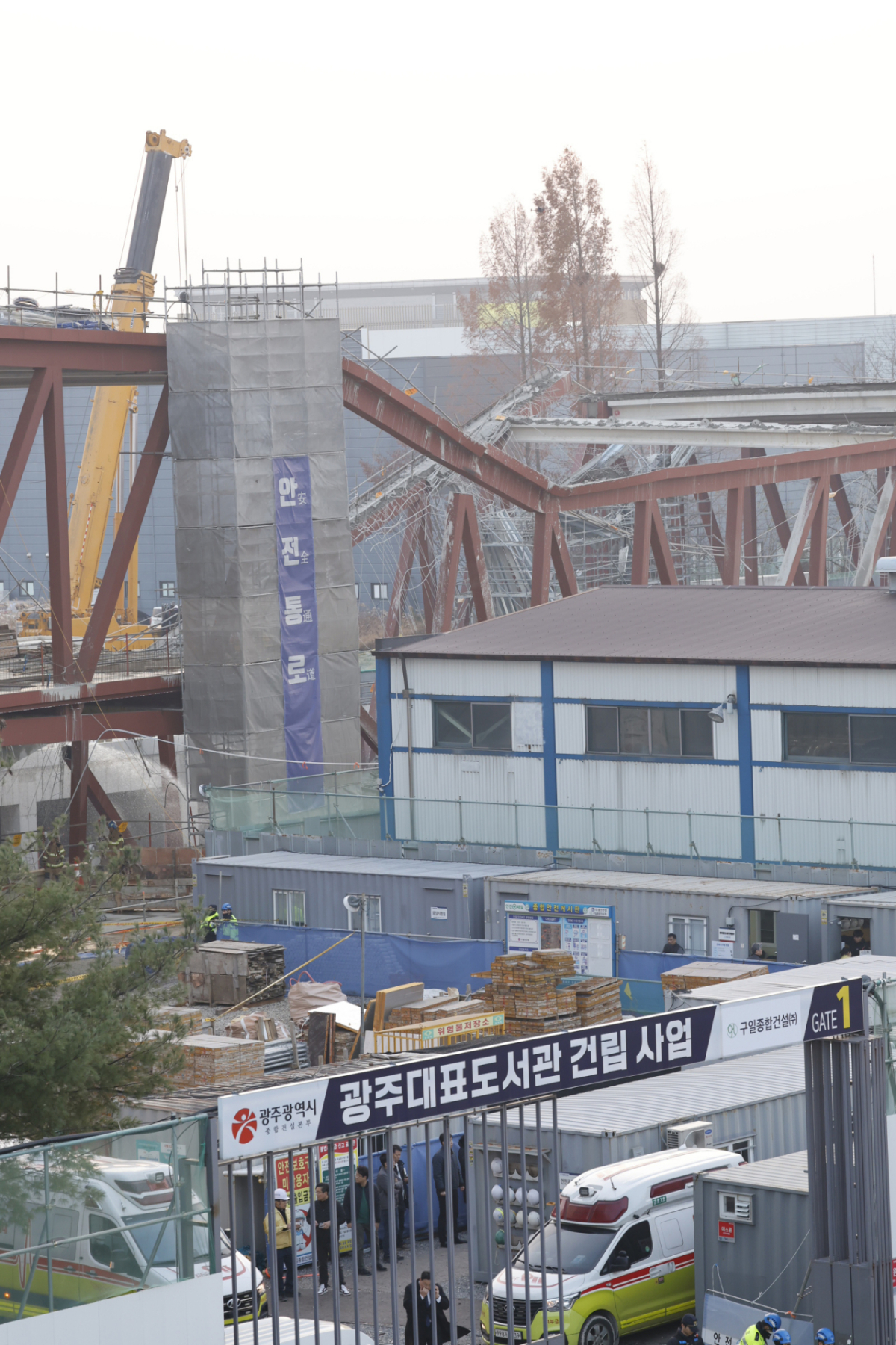 광주 서구 치평동(상무지구)의 광주대표도서관 공사 현장에서 레미콘 타설 중 붕괴 사고가 발생해 4명이(추정) 매몰, 소방당국이 구조작업을 하고 있다. 2025.12.11/뉴스1 Copyright © 뉴스1. All rights reserved. 무단 전재 및 재배포, AI학습 이용 금지. /사진=(광주=뉴스1)