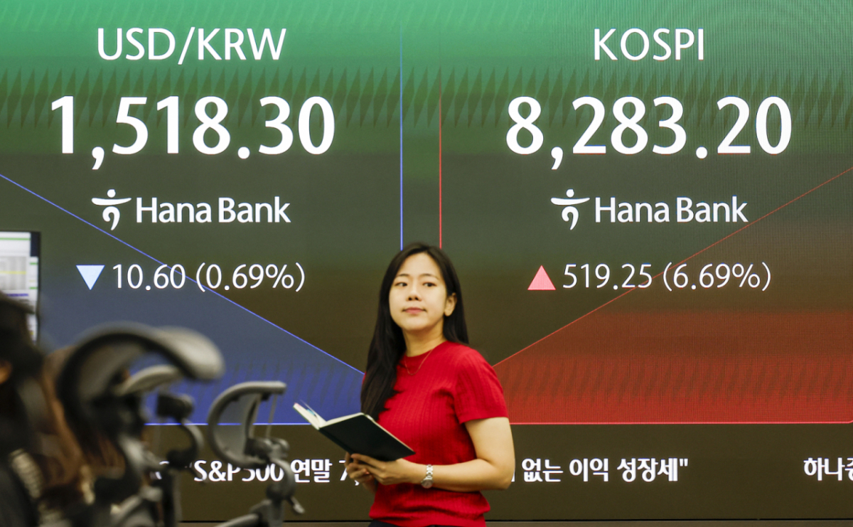12일 서울 중구 하나은행 딜링룸에 전광판에 코스피 등 지수가 표시되어 있다. 이날 코스피는 전 거래일(7763.95)보다 499.90포인트(6.44%) 오른 8263.85에, 코스닥 지수는 전 거래일(996.93)보다 30.12포인트(3.02%) 상승한 1027.05에 거래를 시작했다. 서울 외환시장에서 원·달러 환율은 전 거래일 주간거래 종가(1528.9원)보다 10.9원 내린 1518.0원에 출발했다. /사진=뉴시스