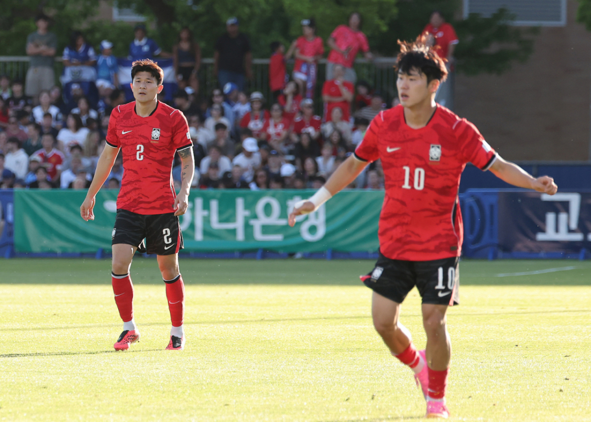  홍 감독은 2026 FIFA 북중미 월드컵을 앞두고 포백과 스리백을 병행하며 최적의 조합을 찾았지만 주전 수비수들의 잇따른 부상으로 고민이 깊어졌다. 결국 수비의 중심인 김민재와 함께 호흡을 맞출 자원이 중요해졌다. 사진은 엘살바도르 평가전 당시 김민재(왼쪽)와 이기혁. /사진=뉴스1