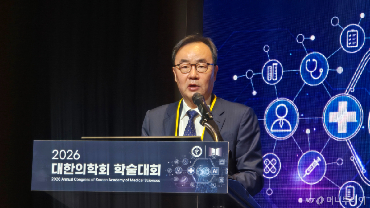 이진우 대한의학회장이 12일 서울 서초구 서울성모병원에서 열린 '2026 대한의학회 학술대회'에서 개회사를 하고 있다. /사진=홍효진 기자