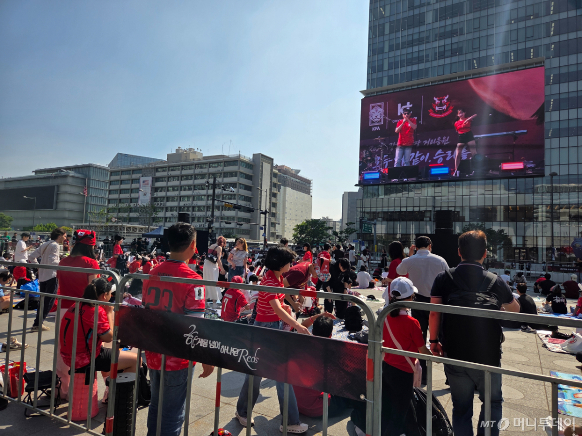 12일 오전 9시쯤 서울 종로구 광화문 광장에 거리응원을 위해 모인 시민들이 자리를 잡고 있는 모습./사진=김서현 기자.