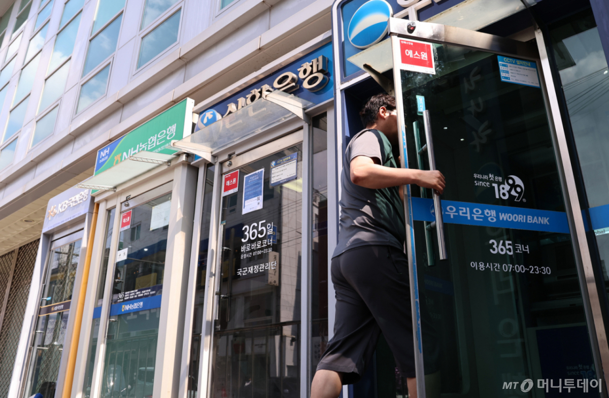 (서울=뉴스1) 구윤성 기자 = 지난달 은행 가계대출이 6조 9000억 원 늘며 1년 9개월 만에 가장 큰 증가 폭을 기록한 것으로 나타났다. 한국은행이 11일 발표한 '2026년 5월 금융시장 동향'에 따르면 지난달 말 기준 은행 가계대출 잔액은 1181조 8000억 원으로 집계됐다. 2024년 8월 9조 2000억 원 증가한 이후 최대 증가 폭이다. 이는 코스피 급등으로 개인 투자자금이 주식시장으로 몰리면서 이른바 '빚투'(빚내서 투자) 수요가 확대된 영향이다. 사진은 이날 서울 시내 주요은행의 현금자동입출금기. 2026.6.11/뉴스1 Copyright © 뉴스1. All rights reserved. 무단 전재 및 재배포, AI학습 이용 금지. /사진=(서울=뉴스1) 구윤성 기자
