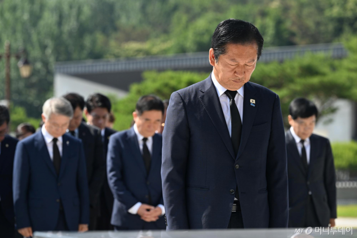 [광주=뉴시스] 이영주 기자 = 정청래 더불어민주당 당대표가 12일 오전 광주 북구 운정동 국립5.18민주묘지를 찾아 오월 영령에 묵념하고 있다. 2026.06.12. leeyj2578@newsis.com /사진=