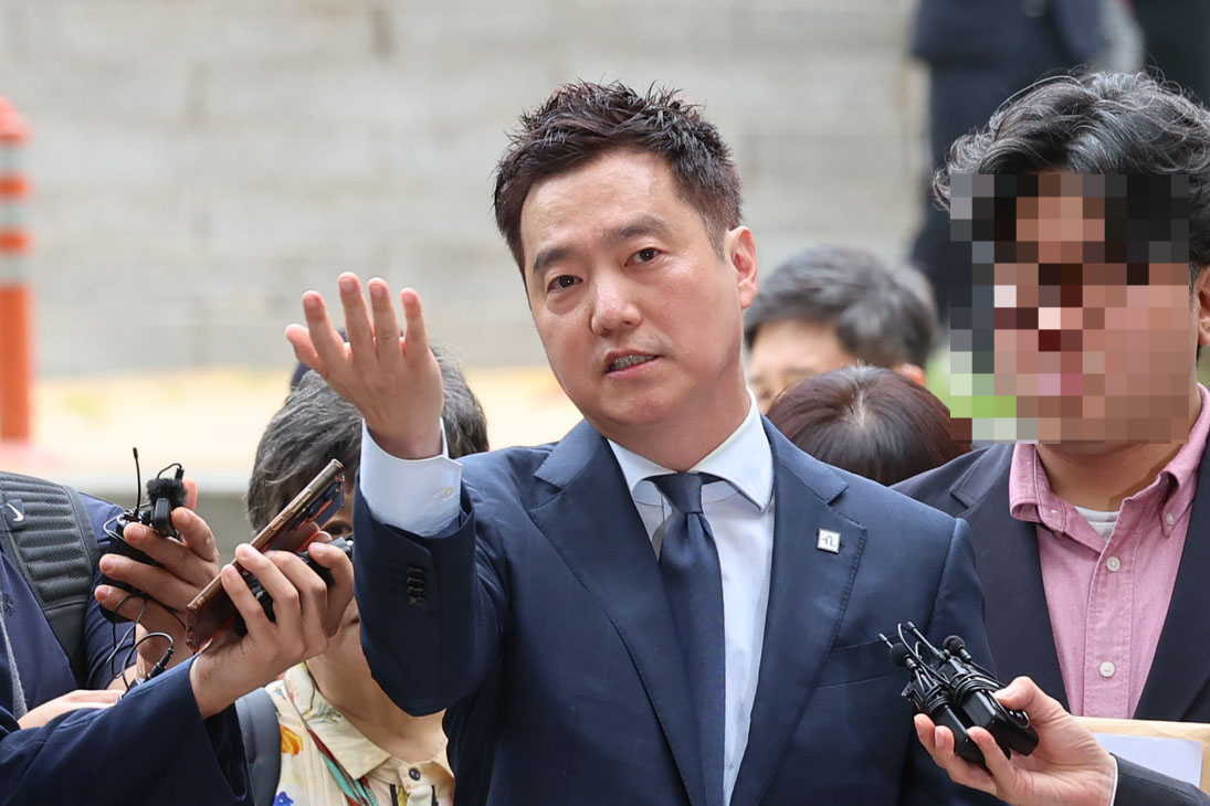 김세의 가로세로연구소 대표가 지난달 26일 서울 서초구 서울중앙지법에서 성폭력범죄의 처벌 등에 관한 특례법 위반(카메라 등 이용 촬영물 반포 등) 혐의로 구속 전 피의자 심문(영장실질심사)에 출석하며 취재진 질의에 답하고 있다./사진=뉴시스