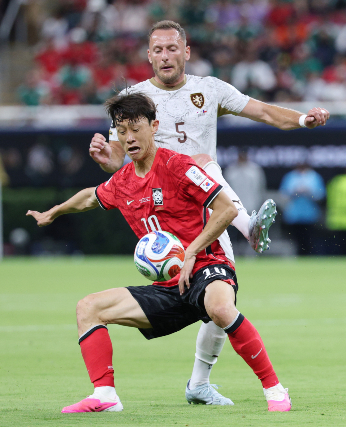 2026 북중미월드컵 A조 예선 대한민국-체코전이 12일(한국 시간) 멕시코 과달라하라 에스타디오 아크론에서 열렸다.  이재성이 체코 초우팔을 등진 채 패스할 곳을 찾고 있다. /사진=김진경 kim.jinkyung@